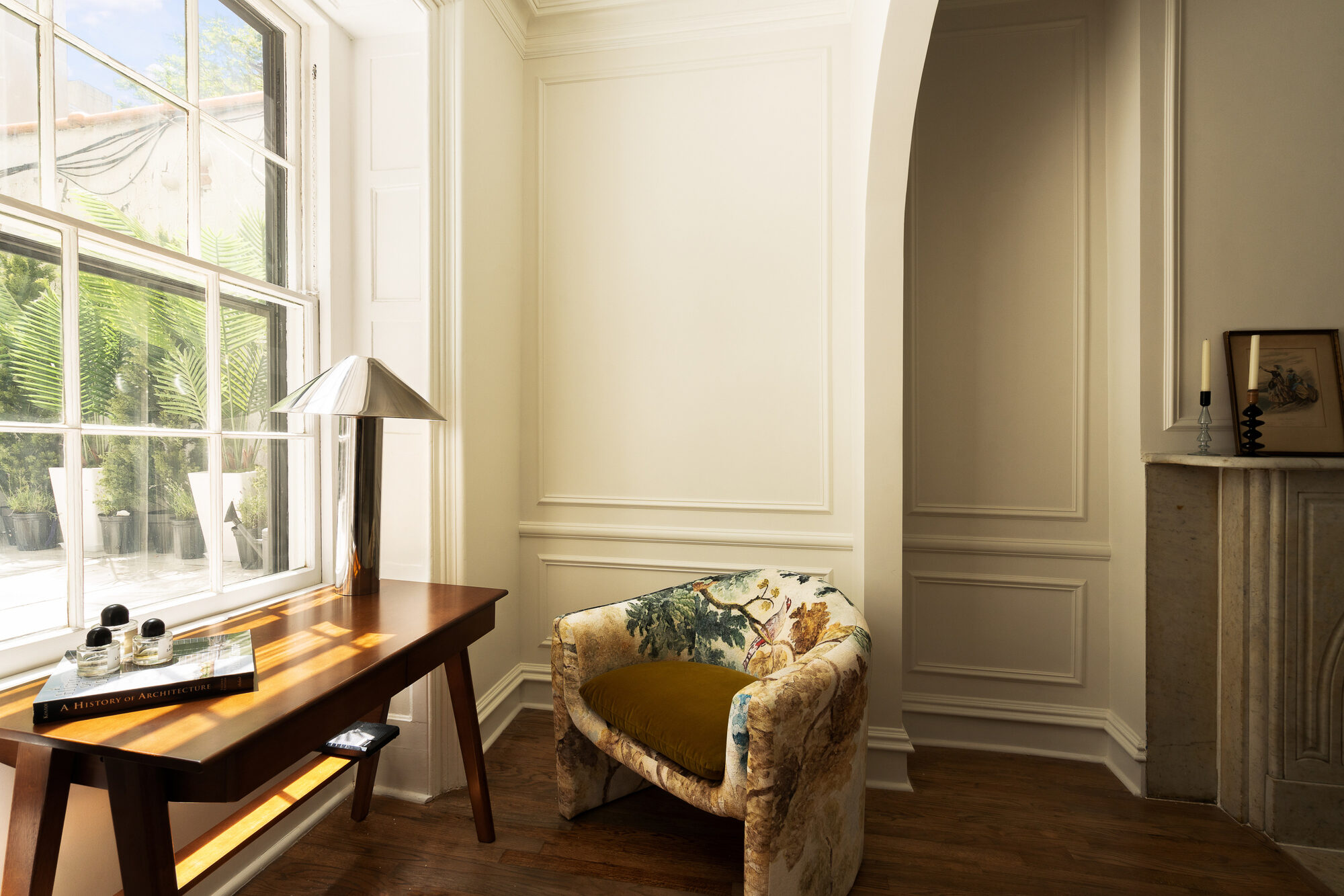 A sitting and working corner beneath the windows